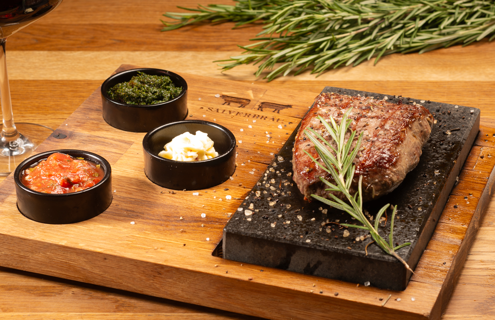 Close vom Hot Stone Steak - eine Spezialität im Salverbräu, bei der z.B. ein Filetsteak vom Gast selber auf einem heißen Stein am Tisch gebraten werden kann, dazu gibt es drei Varianten von Soßen.